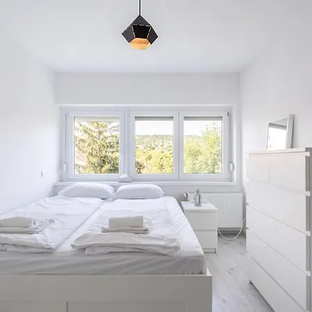 Earthy Elegance شقة بودابست