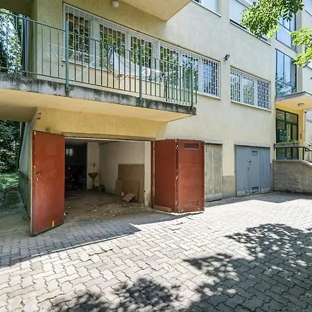 Earthy Elegance Lägenhet